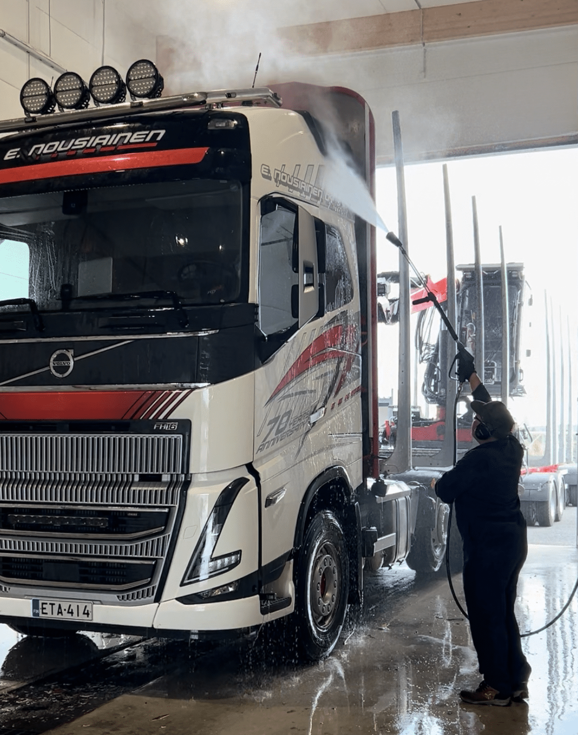 Raskaan kaluston pesua pesuhallissa.