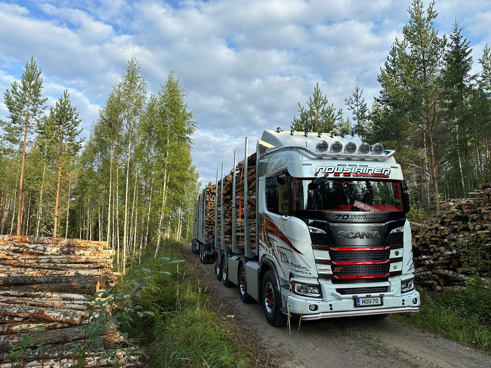 Mies korjaa rekan moottoria